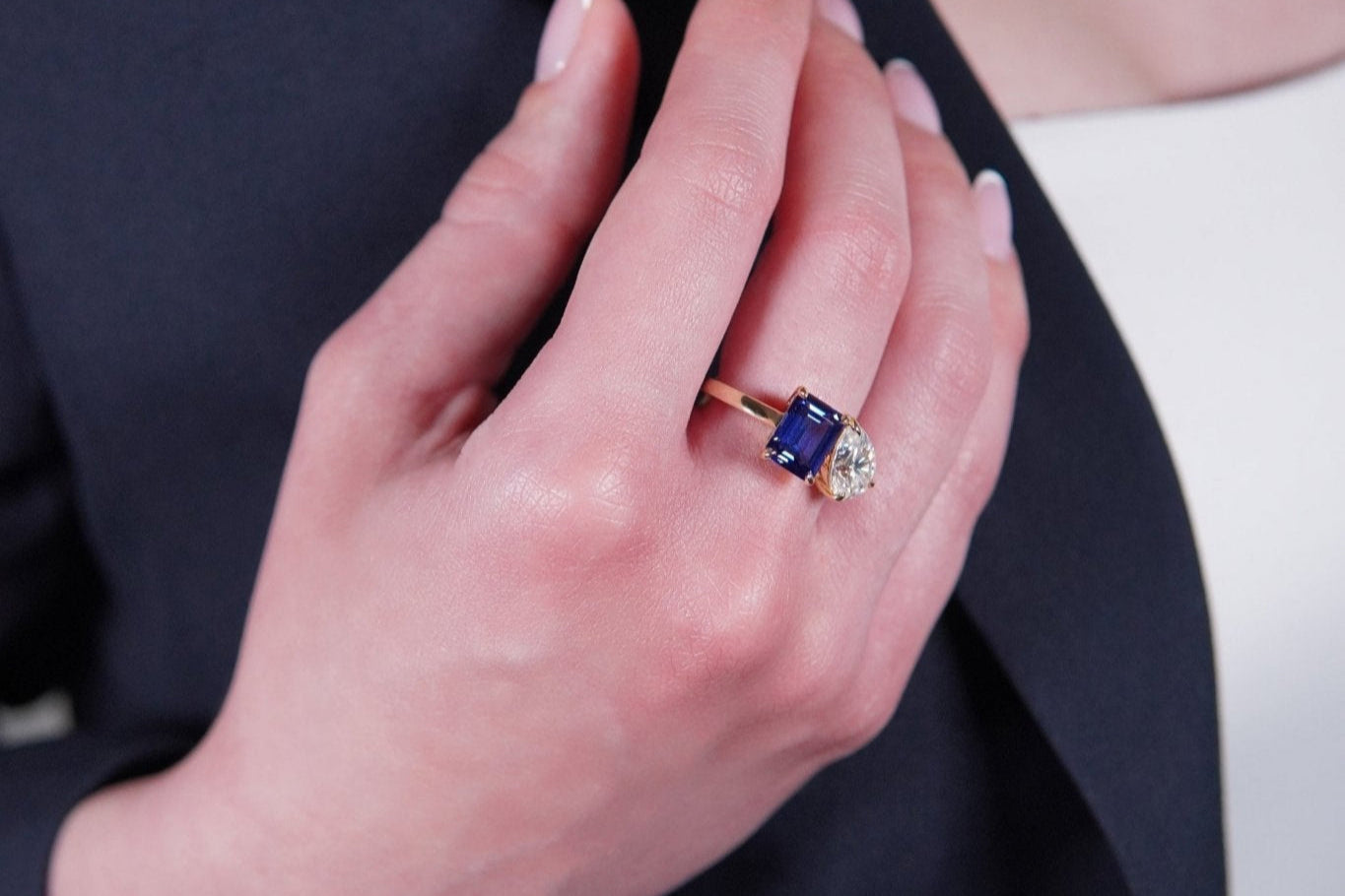 You and Me Ring – Hochwertiger Schmuck: Ring mit Saphir & Lab Grown Diamant in 14K Gelbgold von VON RUWEN GmbH