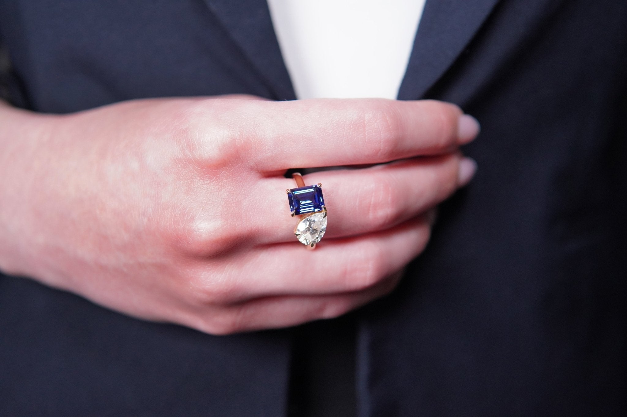 You and Me Ring – Hochwertiger Schmuck: Ring mit Saphir & Lab Grown Diamant in 14K Gelbgold von VON RUWEN GmbH