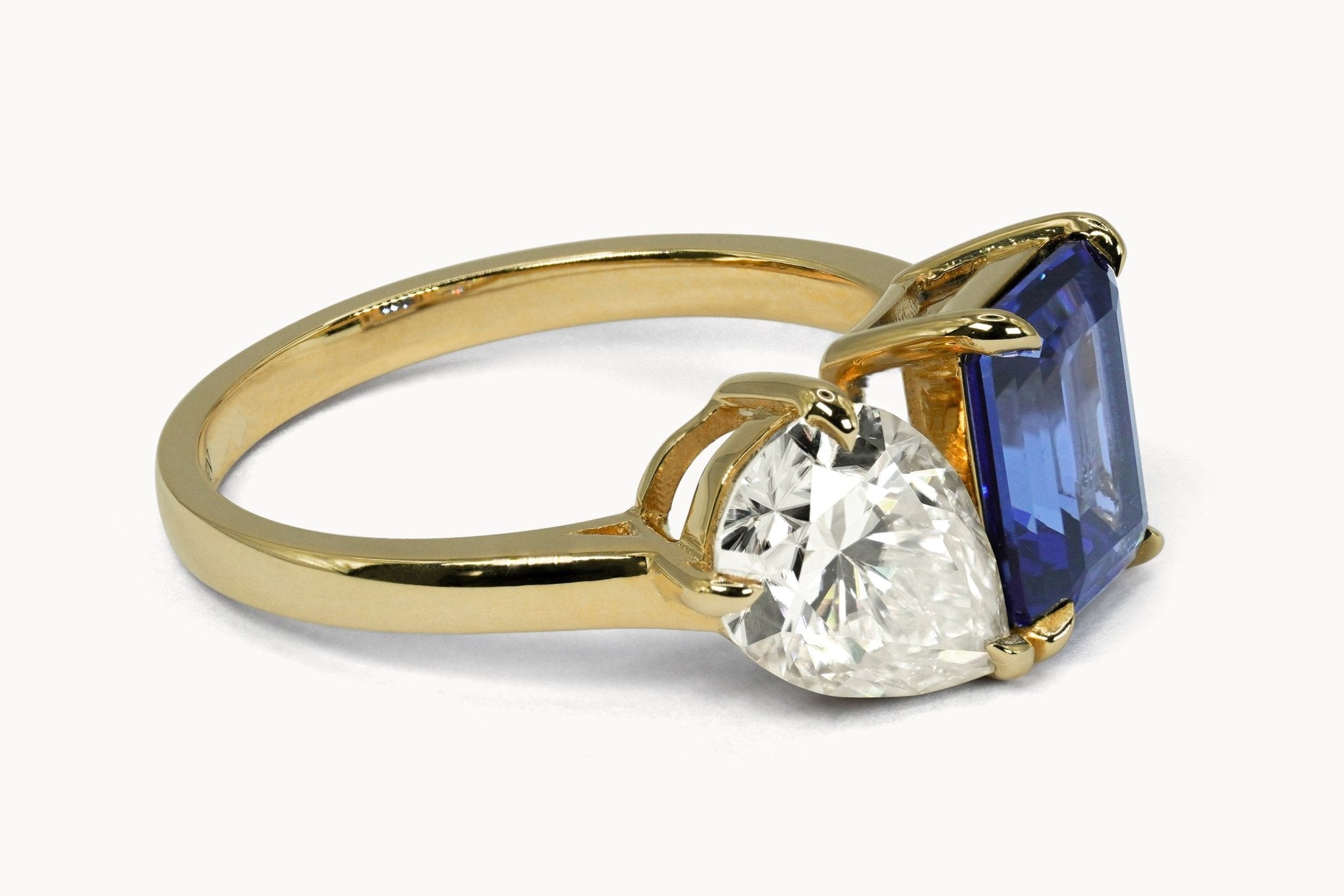 You and Me Ring – Hochwertiger Schmuck: Ring mit Saphir & Lab Grown Diamant in 14K Gelbgold von VON RUWEN GmbH