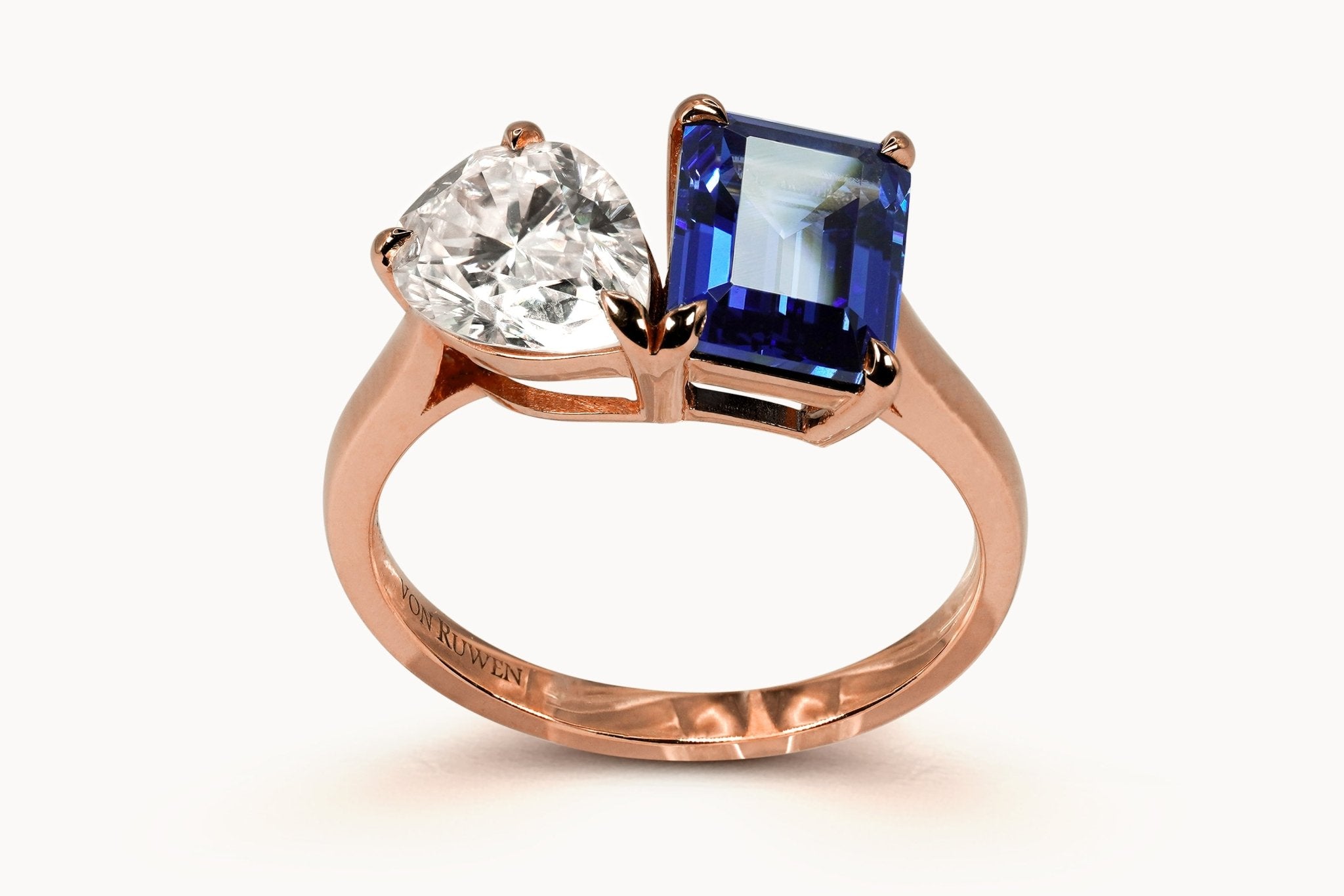 You and Me Ring – Hochwertiger Schmuck: Ring mit Saphir & Lab Grown Diamant in 14K Gelbgold von VON RUWEN GmbH