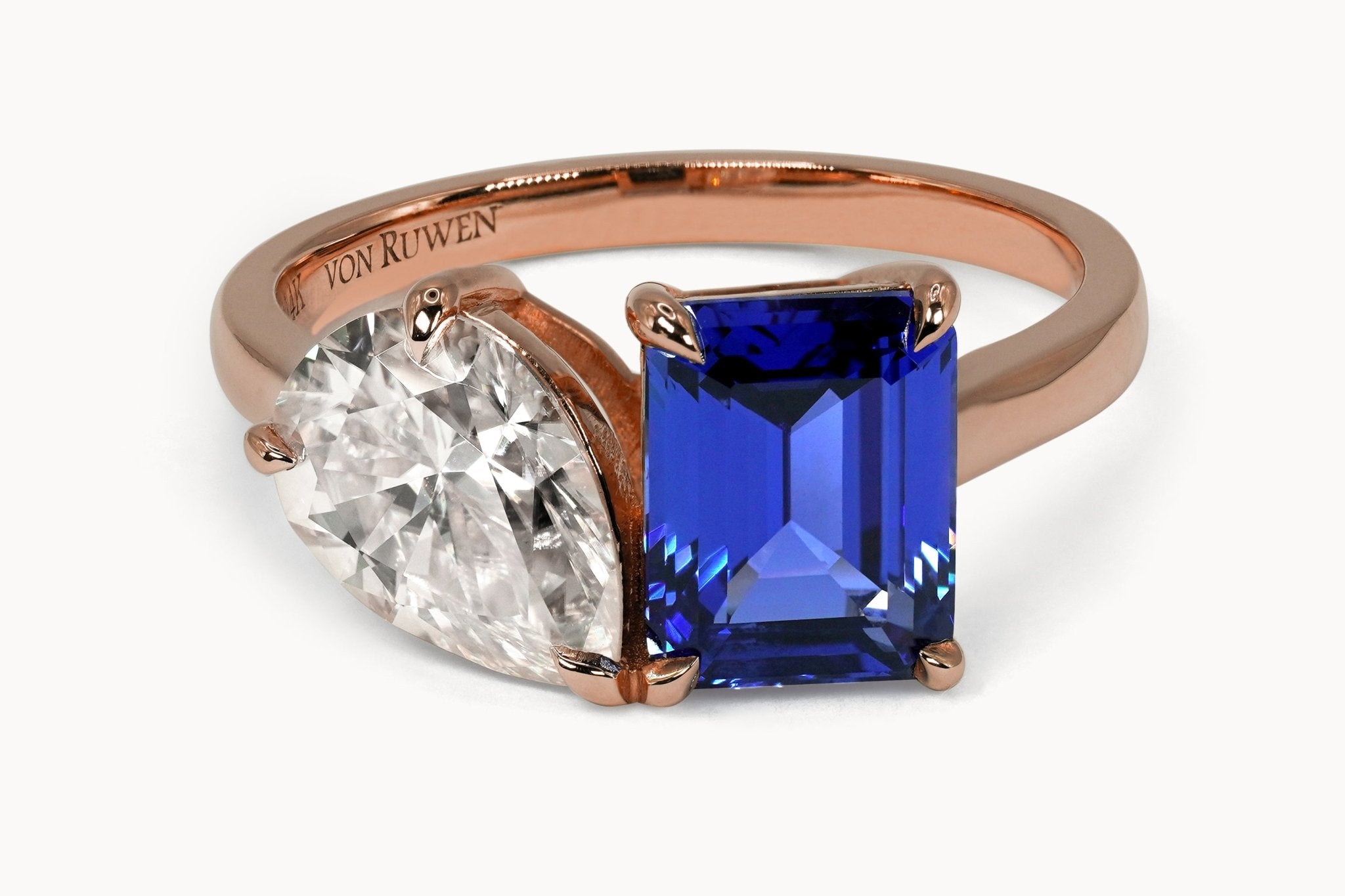 You and Me Ring – Hochwertiger Schmuck: Ring mit Saphir & Lab Grown Diamant in 14K Gelbgold von VON RUWEN GmbH