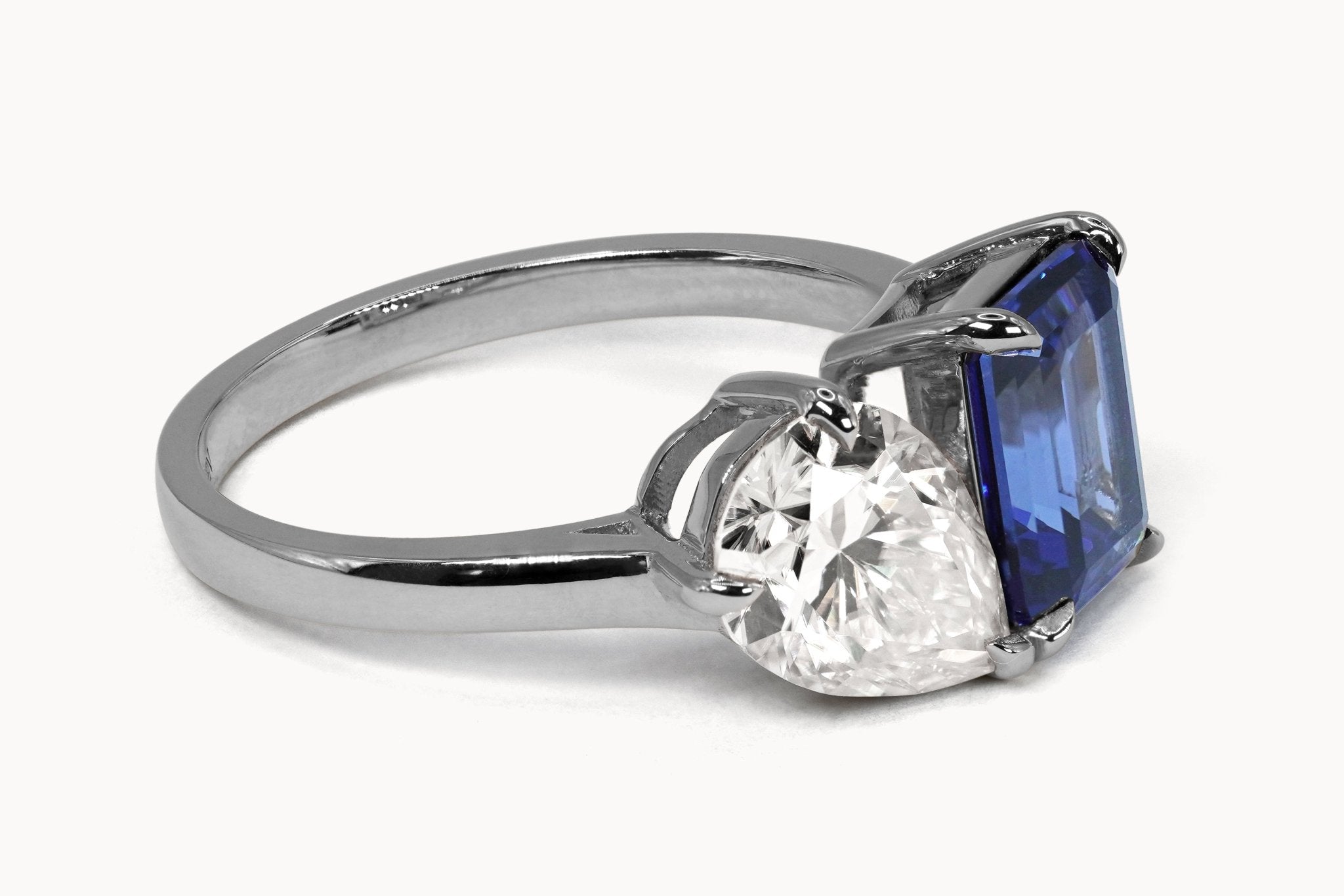 You and Me Ring – Hochwertiger Schmuck: Ring mit Saphir & Lab Grown Diamant in 14K Gelbgold von VON RUWEN GmbH