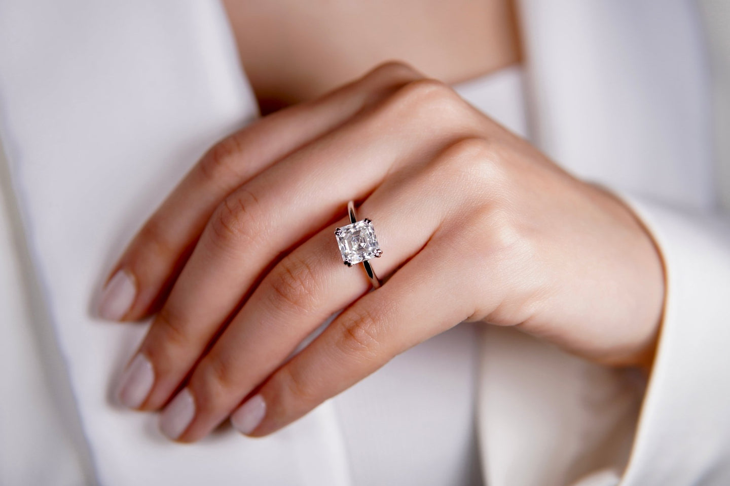 Asscher Solitaire Ring – Hochwertiger Schmuck: Ring mit Lab Grown Diamant in 18K Gelbgold von VON RUWEN GmbH