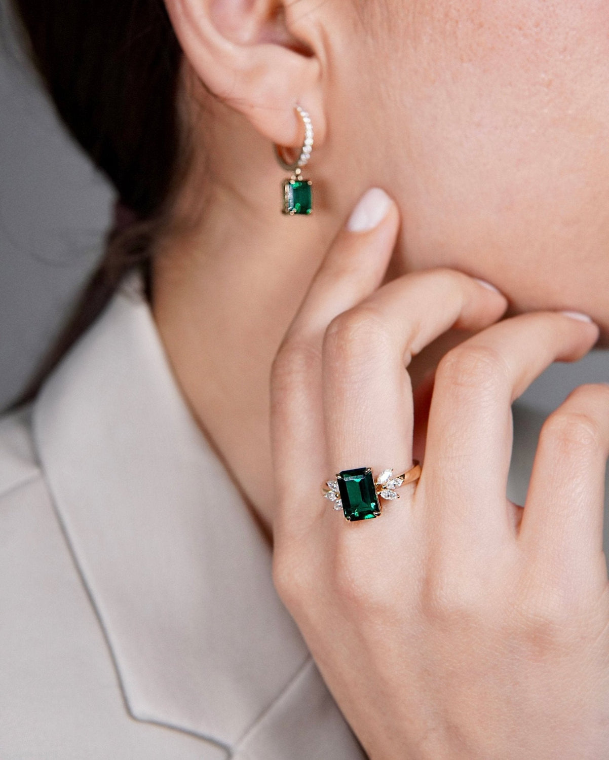 Stilvoller Ring und Ohrringe mit Smaragden und Labordiamanten im Emerald-Schliff – Nachhaltiger Schmuck aus 18 Karat Gold von VON RUWEN